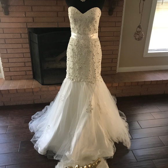 WEDDING DRESS - Picture 2 of 8